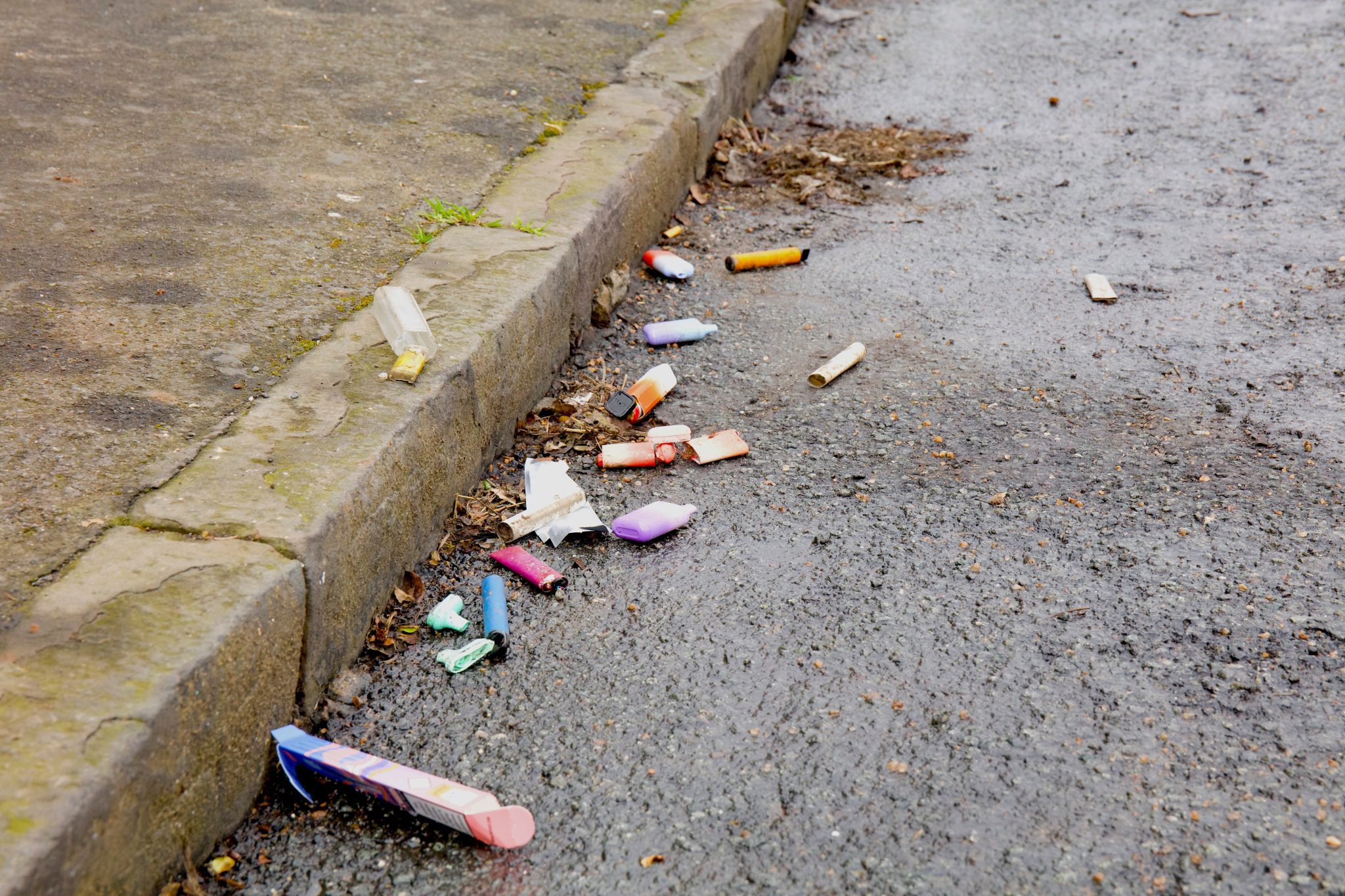 disposable vapes thrown on the ground